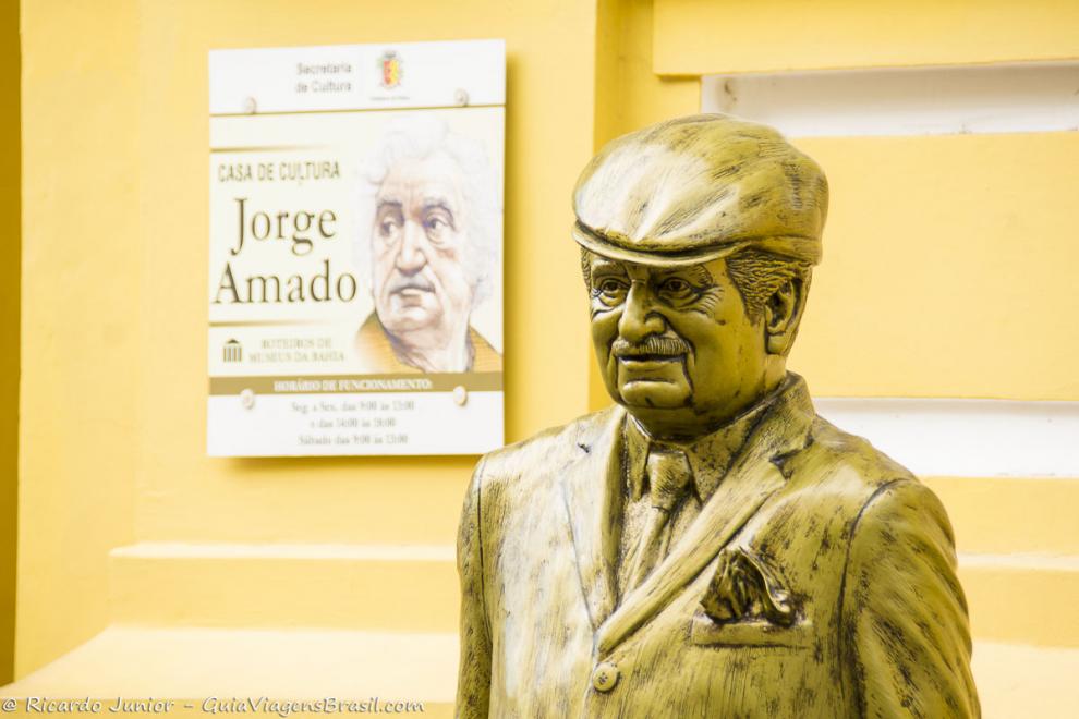 Imagem do rosto da escultura de bronze da Casa de Cultura de Jorge Amado.